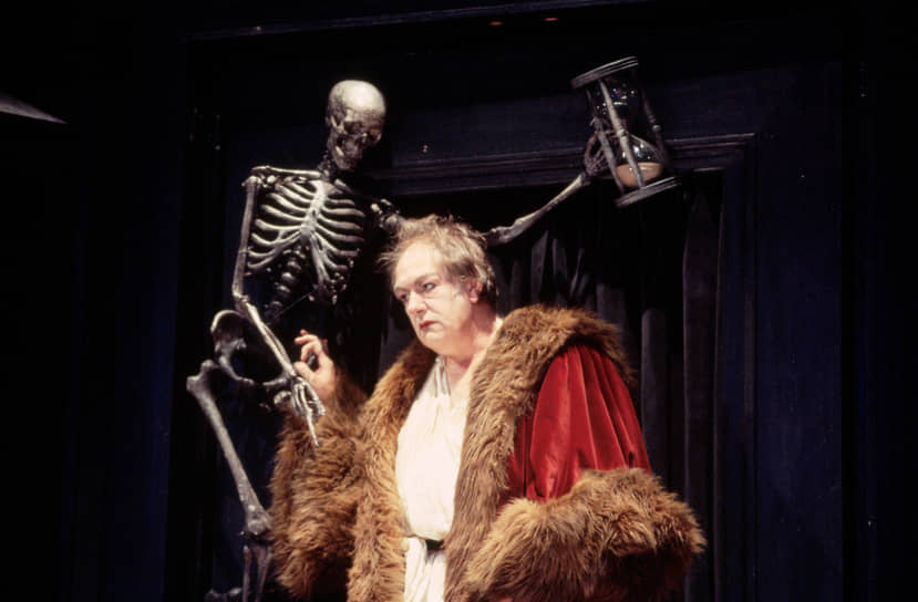 В 1997 году Майкл Гэмбон дебютировал на Бродвее в спектакле Дэвида Хэра «Свет в крыше» и получил за эту роль премию «Тони» 