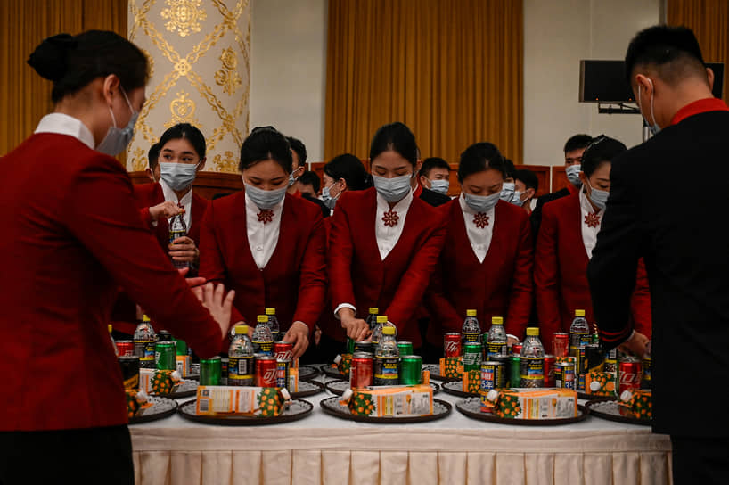 Пекин, Китай. Официанты готовят стол для торжественного ужина в преддверии годовщины образования Китайской Народной Республики