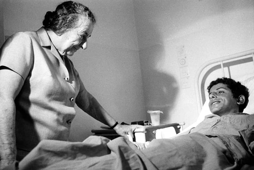 Премьер-министр Израиля Голда Мэир посещает раненых в госпитале. Победа в войне далась Израилю дорогой ценой