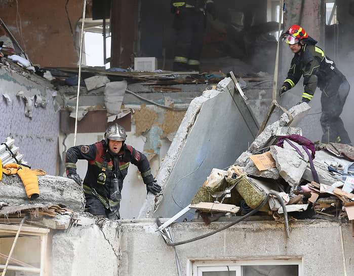 Балашиха. Сотрудники МЧС на месте взрыва газа в жилом доме 
