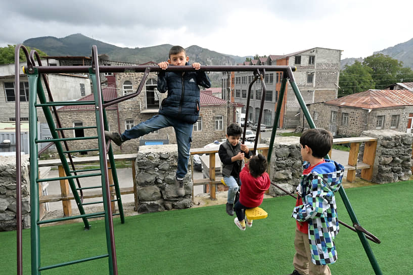 Горис, Армения. Дети на площадке пункта временного размещения 