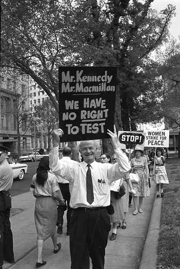 Лайнус Полинг во главе демонстрации против ядерных испытаний. Апрель 1962 года