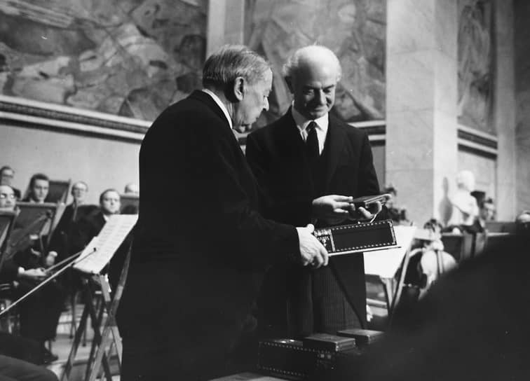 Церемония вручения Лайнусу Полингу Нобелевской премии мира за 1962 год (слева на фото председатель Норвежского нобелевского комитета Гуннар Ян)