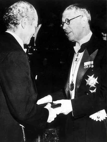 Король Швеции Густав Адольф VI (справа) поздравляет Лайнуса Полинга с присуждением Нобелевской премии по химии 1954 года