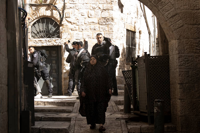 Полиция обыскивает палестинцев в Иерусалиме 