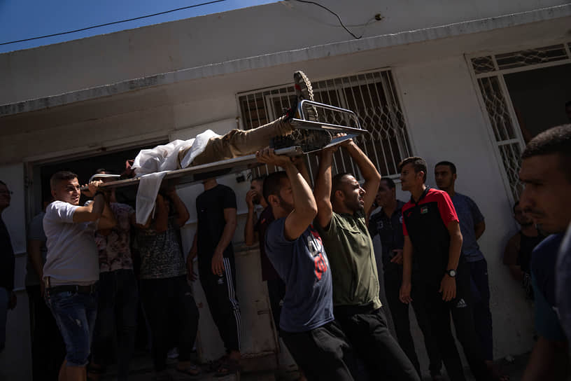 Палестинцы выносят тело погибшего в секторе Газа