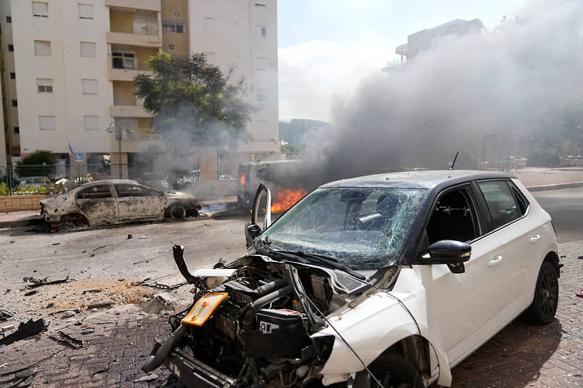 Поврежденный в результате обстрела автомобиль в Ашкелоне (Израиль)