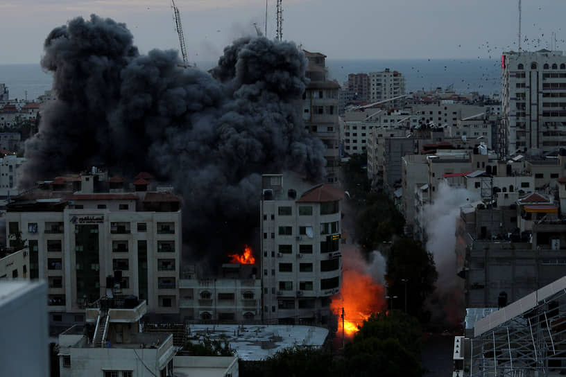 Последствия израильского авиаудара по палестинскому многоэтажному дому