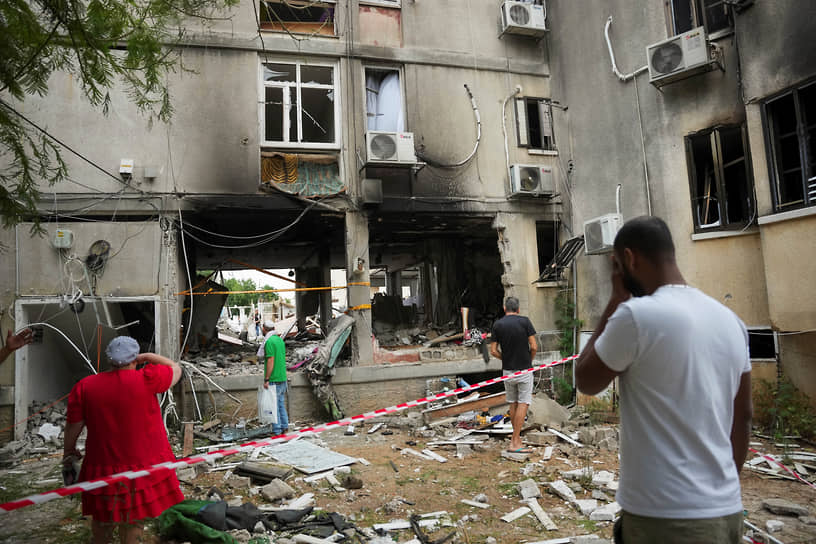 Пострадавший от обстрела со стороны сектора Газа жилой дом в израильском Ашкелоне