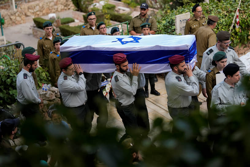 Израильские солдаты несут гроб с телом сослуживца на кладбище Гиват-Шауль в Иерусалиме