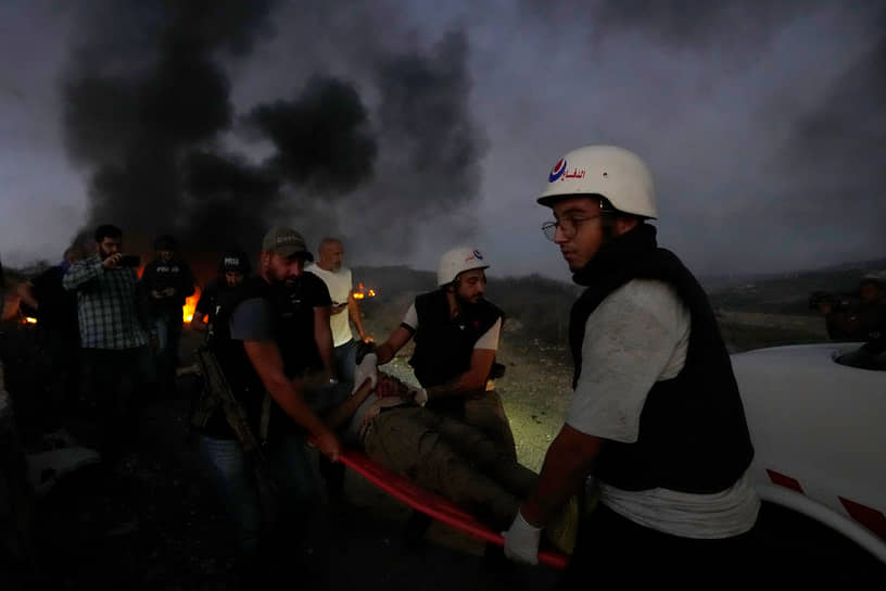 Военные и члены гражданской обороны Ливана оказывают помощь журналисту, пострадавшему во время обстрела деревни Альма-эш-Шааб (Ливан) со стороны Израиля