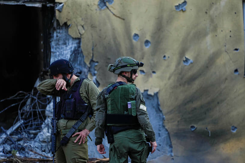 Израильские военные осматривают дома, разрушенные боевиками «Хамаса» в кибуце Беэри (Израиль)