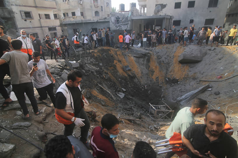 Люди ищут выживших после израильского удара по Рафаху (сектор Газа)