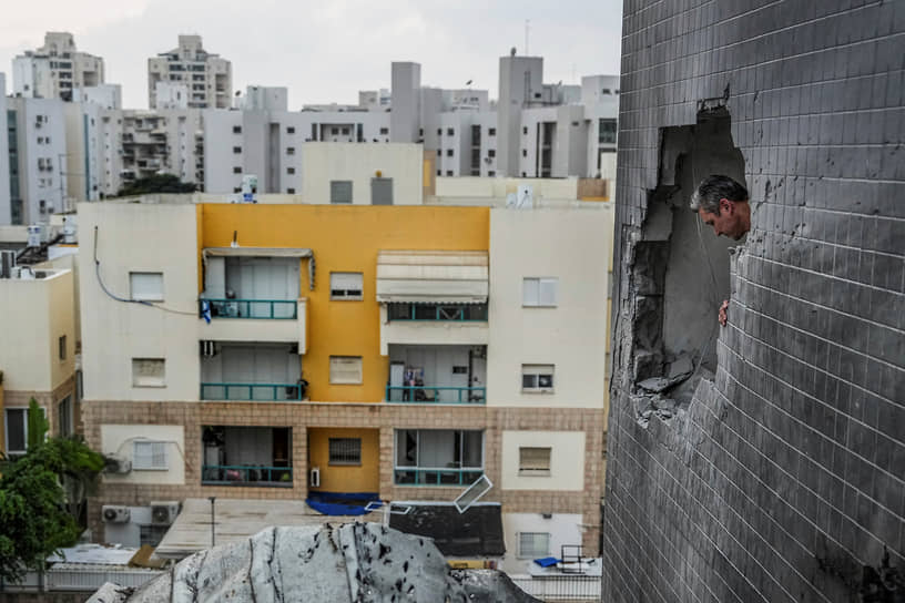 Пробитая в результате обстрела стена дома в Ашкелоне (сектор Газа)
