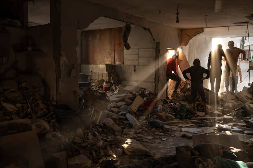 Палестинцы осматривают разрушенный дом в Рафахе (сектор Газа)