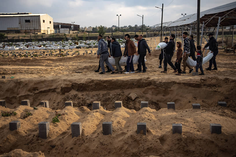 Похороны мирных жителей в Рафахе (сектор Газа)