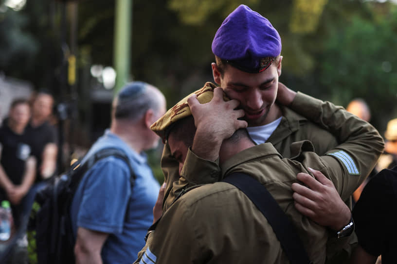 Израильские солдаты на похоронах сослуживца в Тель-Авиве 