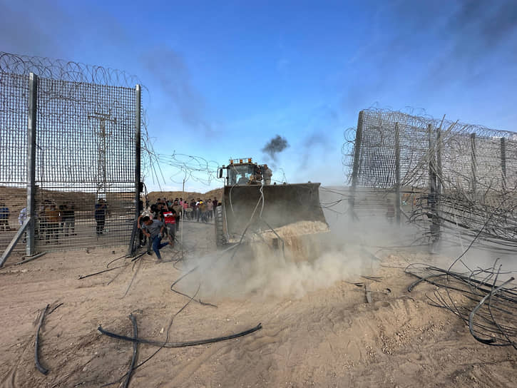 Палестинцы ломают забор на границе Израиля и сектора Газа