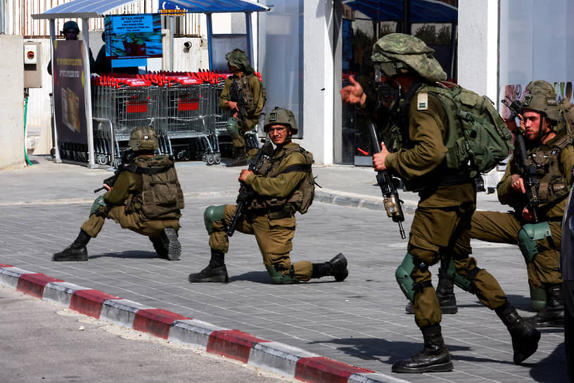 Израильские военные охраняют жилые районы в Сдероте (Израиль)