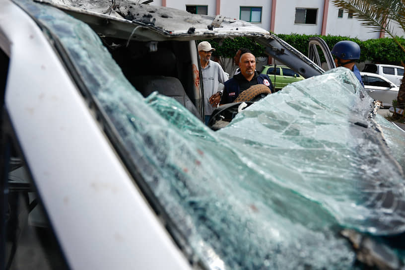 Машина скорой помощи, пострадавшая в результате обстрелов в секторе Газа