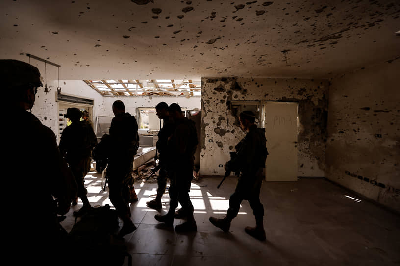 Израильские военные патрулируют руины кибуца Беери