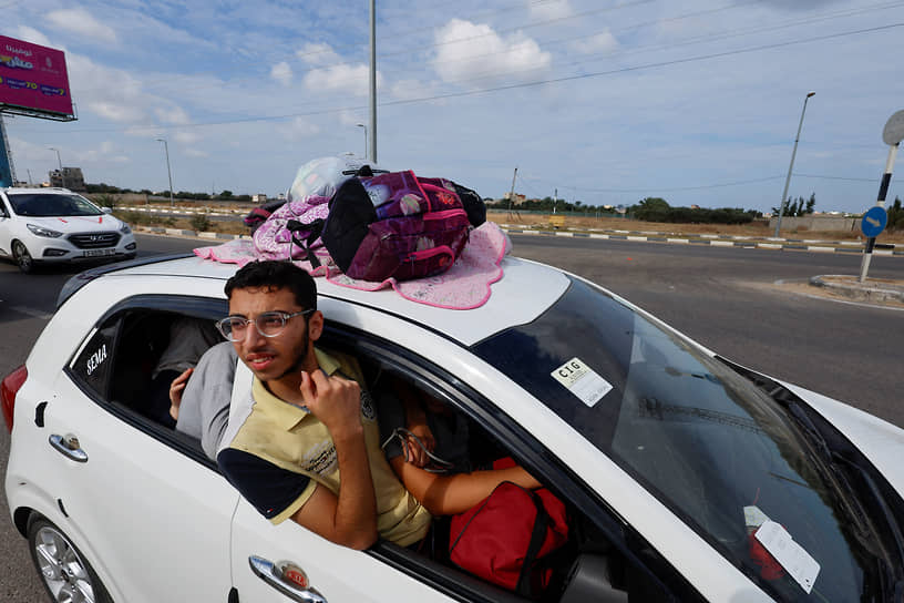 Палестинская семья возвращается из зоны эвакуации в Хан-Юнис (сектор Газа)