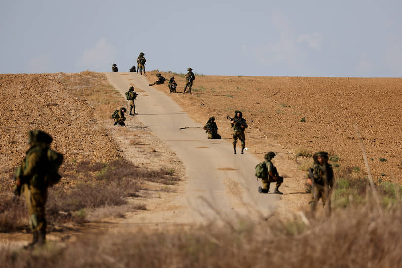 Израильские военные патрулируют территорию недалеко от границы с сектором Газа