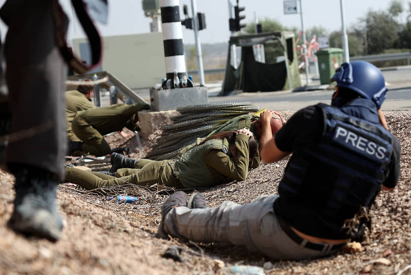 Представители прессы фотографируют израильских солдат