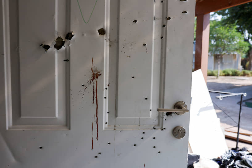 Пробитая пулями дверь в кибуце Кфар-Аза, подвергшемся нападению группировки «Хамас» 7 октября