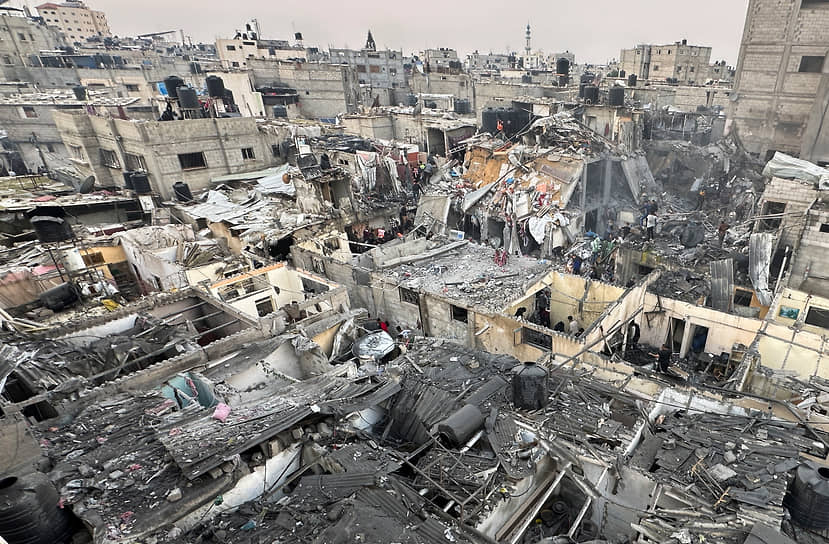 Жители Рафаха ищут выживших после обстрела юга сектора Газа