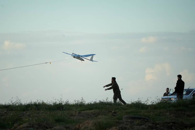 Израильский военный запускает дрон возле границы с сектором Газа