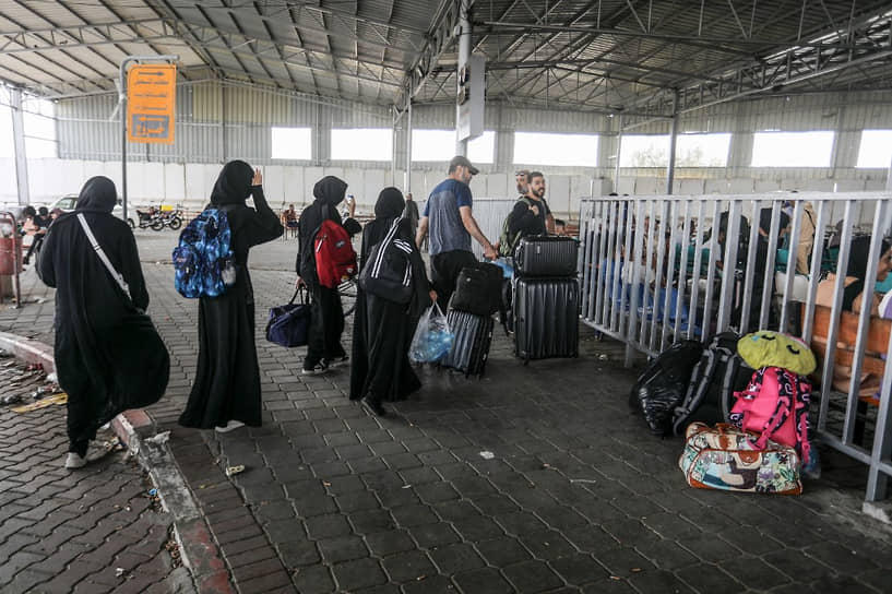 Палестинцы с иностранными паспортами на пограничном пункте Рафах 