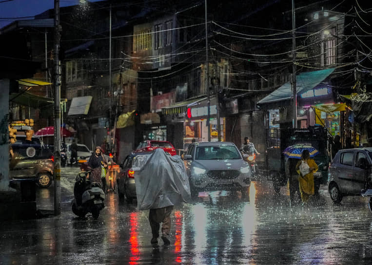 Кашмир. Сильный дождь в городе Сринагар