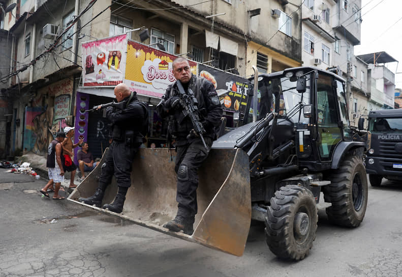 Рио-де-Жанейро, Бразилия. Полицейские на бульдозере во время спецоперации в трущобах 