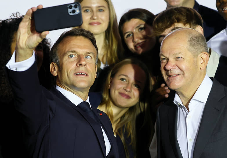 Президент Франции Эмманюэль Макрон (слева) и канцлер Германии Олаф Шольц уверяют, что провели в Гамбурге «отличную встречу», но договориться им, похоже, ни о чем не удалось