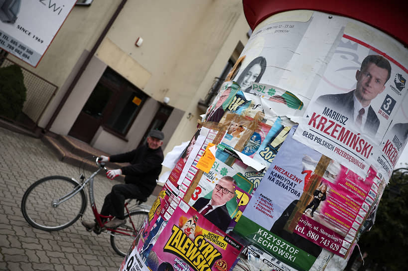 Предвыборные плакаты на рекламной колонке в польском Бялобжеги