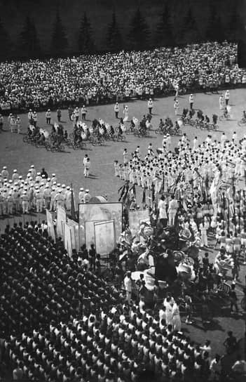 Газета «Известия», 24 июля 1938 года:&lt;br>
«На такого рода праздниках физкультура перестает быть только академической. К ней на помощь приходит театр: режиссер, художник, композитор. В тесном творческом контакте с мастерами спорта и физкультуры они создают монументальное массовое зрелище…»
