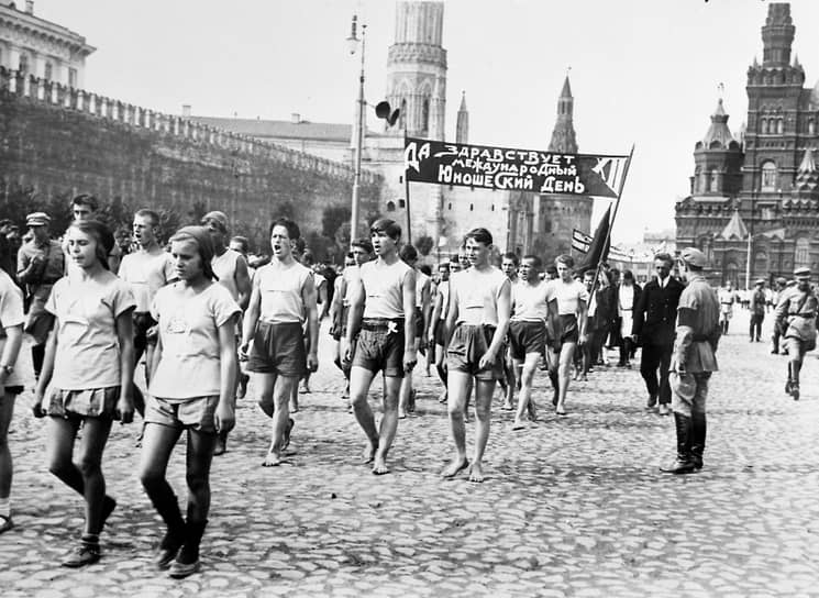 С 1919 по 1945 год на Красной площади в Москве проводились парады физкультурников и отрядов Всевобуча, призванные пропагандировать среди советского народа занятия физкультурой и спортом