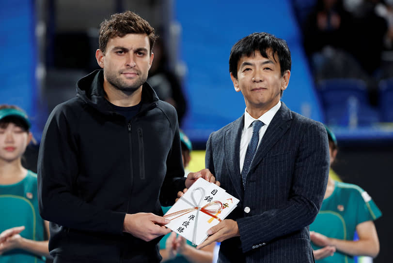 Финалист Japan Open Tennis Championship Аслан Карацев (слева)