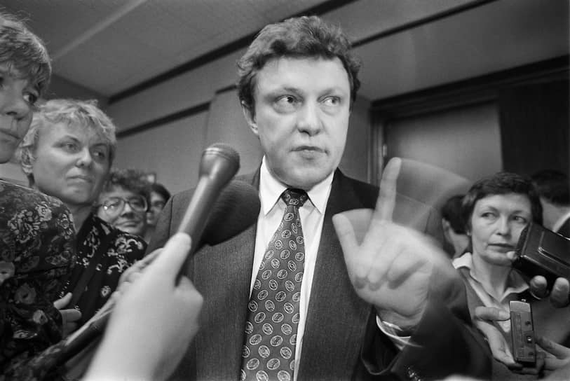 Григорий Явлинский был одним из трех основателей «Яблока», в 1995-2008 годах являлся председателем партии. Трижды участвовал в выборах президента, лучший результат показал в 1996 году (7,34% голосов, 4-е место)