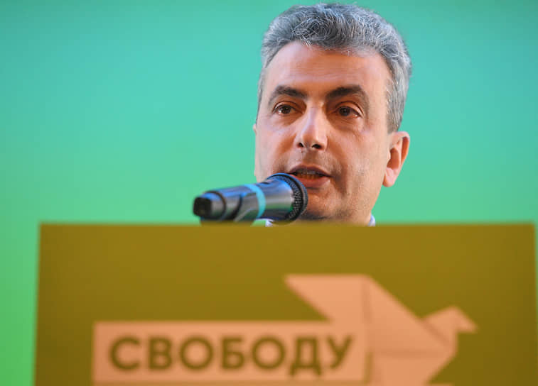 Лев Шлосберг (признан иностранным агентом) состоит в «Яблоке» с 1994 года, в 1996-2023 годах являлся председателем Псковского регионального отделения партии, с 2015 года — член политбюро «Яблока». В 2016-2021 годах являлся депутатом Псковского заксобрания