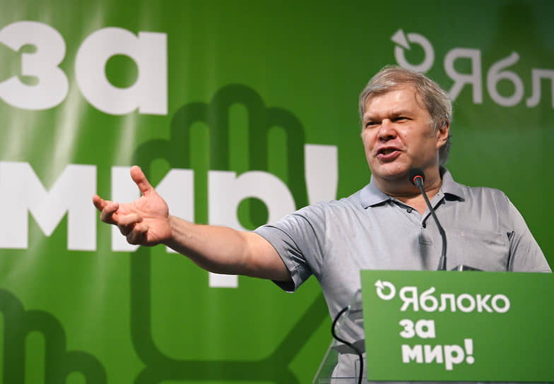 Сергей Митрохин был депутатом Госдумы от «Яблока» в первых трех созывах. В 2008-2015 годах являлся председателем партии. С 2019 года — депутат Московской городской думы