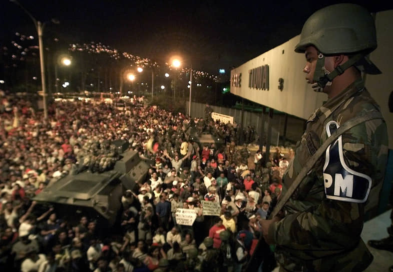 Пока команданте Чавес находился под стражей на военной базе, рядом митинговали тысячи его сторонников
