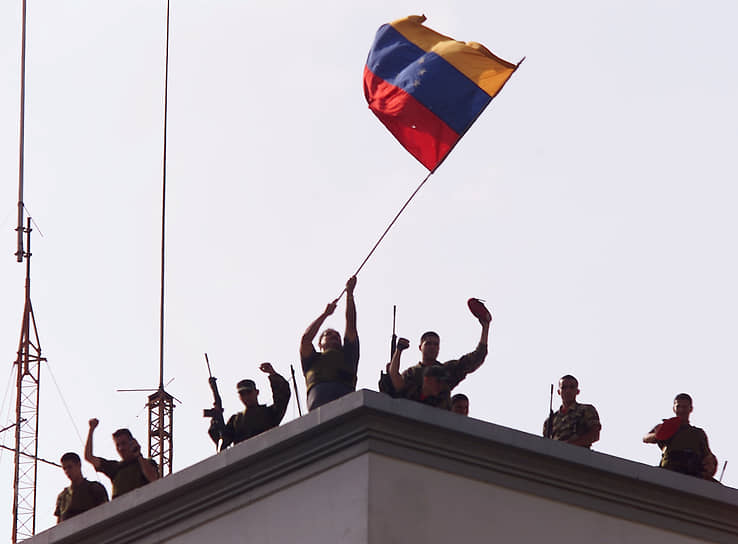 В 2002 году Венесуэла оказалась в шаге от гражданской войны (на фото: сторонники взятого под стражу президента Уго Чавеса)