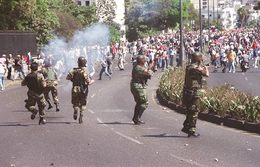 11 апреля 2002 года манифестация в Каракасе с участием около 200 тыс. человек переросла в беспорядки и столкновения