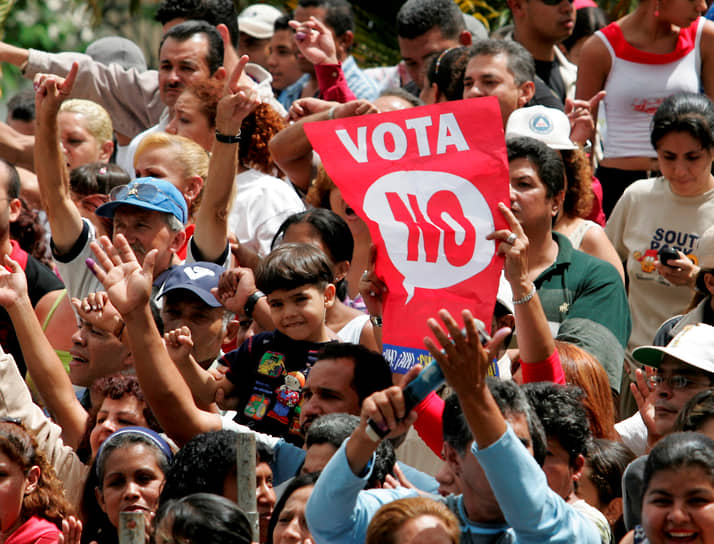 Мария Корина Мачадо стала одним из главных инициаторов движения в поддержку референдума о досрочном прекращении полномочий Уго Чавеса. Но в итоге потерпела поражение (на фото: сторонники президента)