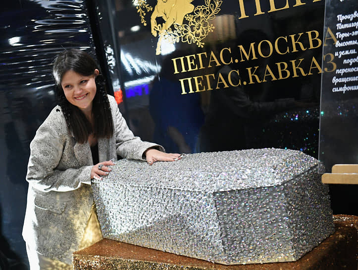 Гостья выставки «Некрополь»
