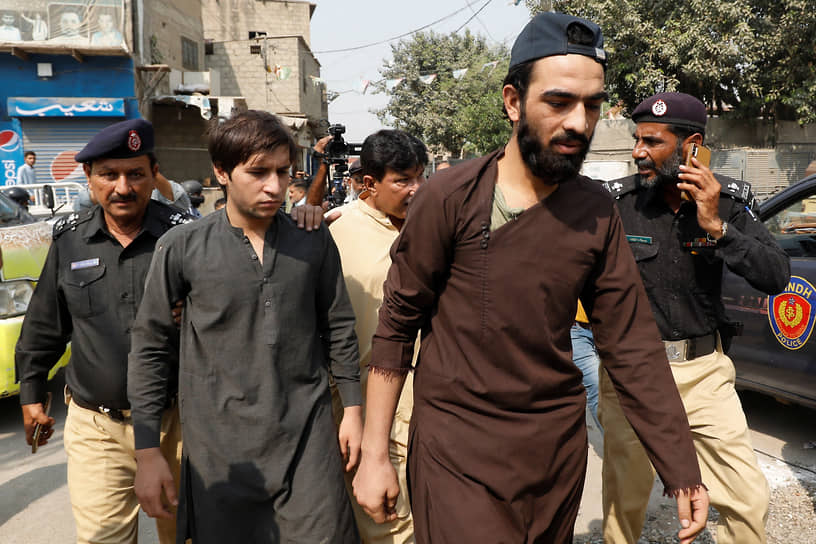 Граждане Афганистана после задержания в Пакистане