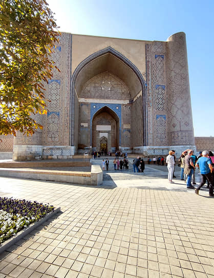 Мечеть Биби-Ханым была построена по повелению эмира Тимура в память о его старшей теще (похороненной в мавзолее, находящемся напротив мечети)