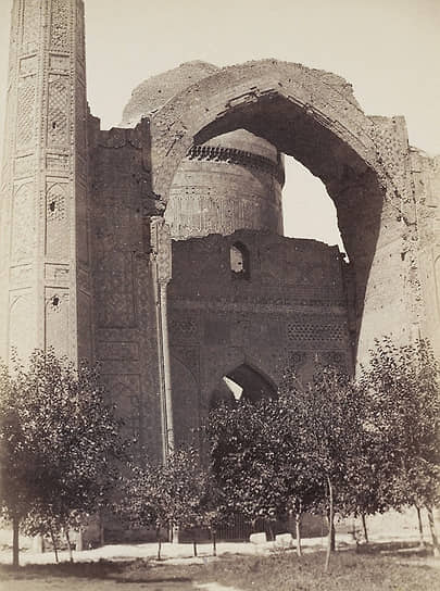 Мечеть Биби-Ханым была построена по повелению эмира Тимура в память о его старшей теще (похороненной в мавзолее, находящемся напротив мечети)